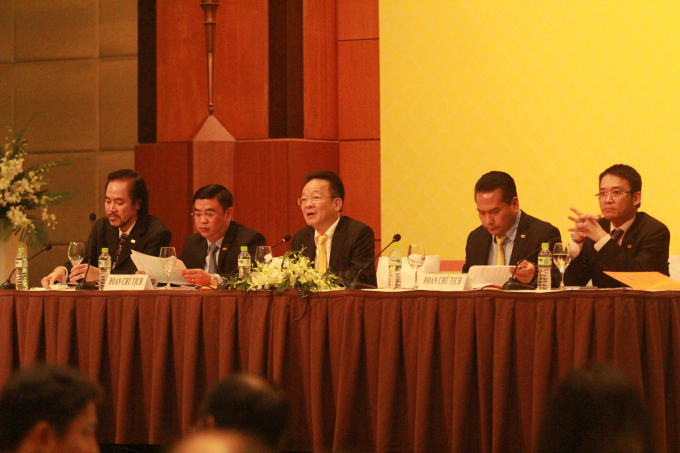 Đo&agrave;n Chủ tịch cũng đ&atilde; trả lời c&aacute;c vấn đề cổ đ&ocirc;ng quan t&acirc;m một c&aacute;ch thẳng thắn, cởi mở