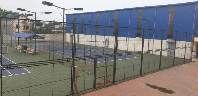 Trong khu&ocirc;n vi&ecirc;n mở rộng khu h&agrave;nh ch&iacute;nh n&agrave;y c&oacute; 3 s&acirc;n Tennis v&agrave; s&acirc;n cầu l&ocirc;ng. Ảnh Ch&iacute; Ki&ecirc;n.