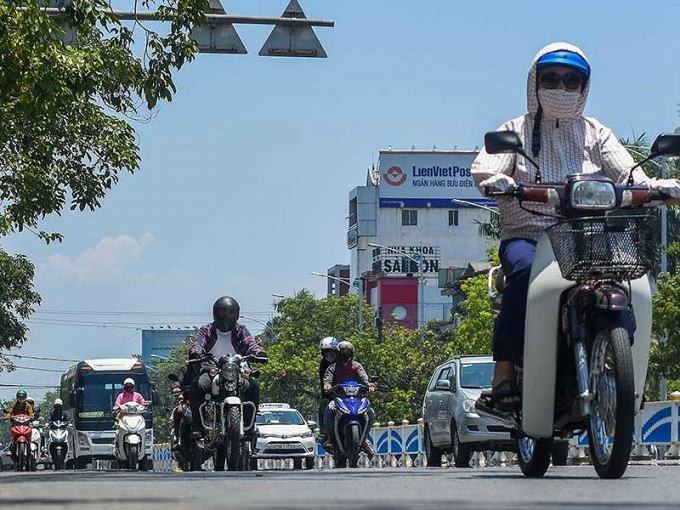 Người d&acirc;n Huế chống chọi c&aacute;i n&oacute;ng với nhiệt độ ngo&agrave;i trời hơn 40 độ C. &nbsp;Ảnh: NGUYỄN DO