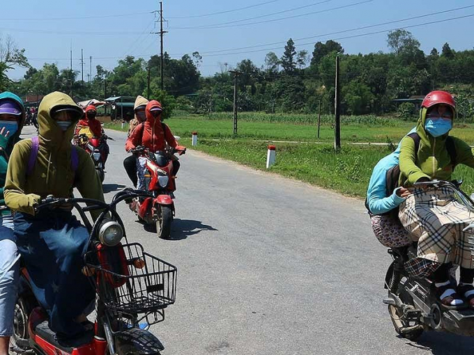 Học sinh ở huyện Hương Kh&ecirc;, Vũ Quang (H&agrave; Tĩnh) đến trường học với &ldquo;đồng phục&rdquo; chống nắng n&oacute;ng. Ảnh: ĐẮC LAM