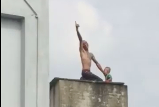 Sau khi sử dụng ma t&uacute;y đ&aacute;, H&agrave; đưa con l&ecirc;n m&aacute;i nh&agrave;...