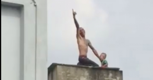 Bản án thích đáng cho ông bố ngáo đá đưa con trai trên mái nhà