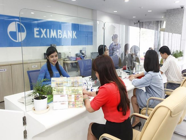 Giao dịch tại ng&acirc;n h&agrave;ng Eximbank. Ảnh: Internet.