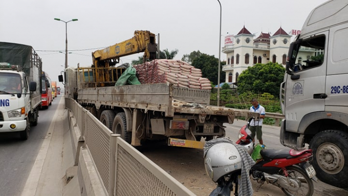 Chiếc xe tải bị hư hại sau vụ tai nạn.