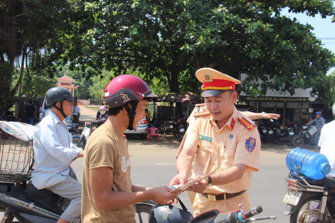 CSGT Đắk Lắk chỉ bảo tận t&igrave;nh trong qu&aacute; tr&igrave;nh&nbsp;tuy&ecirc;n truyền, phổ biến Luật Giao th&ocirc;ng.&nbsp;(Ảnh:&nbsp;Đ&igrave;nh Thảo)