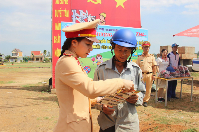 CSGT Đắk Lắk tuy&ecirc;n truyền kiến thức về Luật giao th&ocirc;ng đường bộ cho người d&acirc;n tham gia giao th&ocirc;ng.&nbsp;(Ảnh:&nbsp;Đ&igrave;nh Thảo)