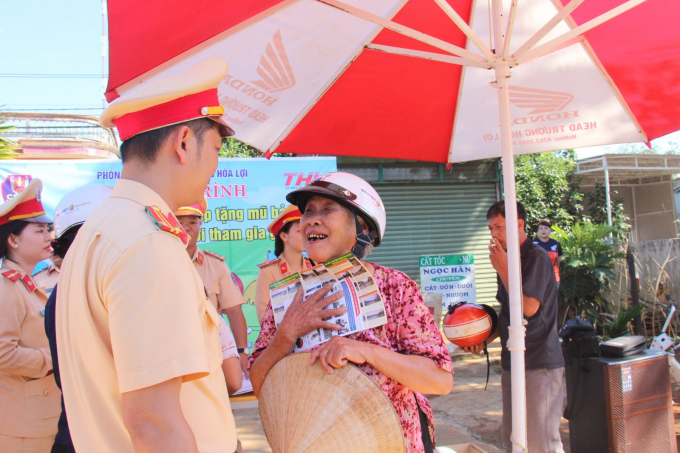 CSGT Đắk Lắk&nbsp;tuy&ecirc;n truyền, phổ biến Luật Giao th&ocirc;ng đ&atilde; được người d&acirc;n vui vẻ đ&oacute;n nhận.&nbsp;(Ảnh:&nbsp;Đ&igrave;nh Thảo)