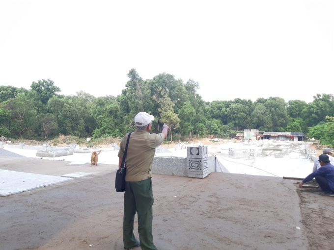 &Ocirc;ng Phong chỉ tay về Hố Lang, nơi nhiều anh h&ugrave;ng đ&atilde; ng&atilde; xuống