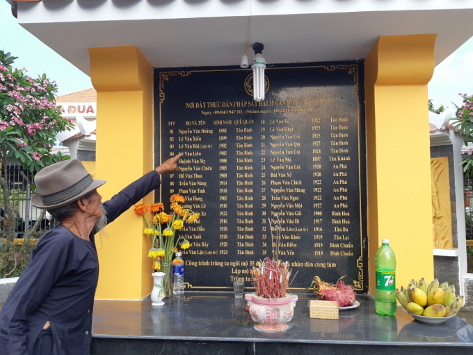 &Ocirc;ng Năm b&ecirc;n bia ghi danh 35 liệt sĩ ng&atilde; xuống