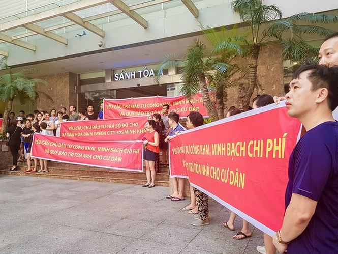 Tại nhiều chung cư, cư d&acirc;n căng băng r&ocirc;n, xuống đường &ldquo;đ&ograve;i&rdquo; chủ đầu tư trả quỹ bảo tr&igrave;.