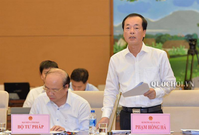 Bộ trưởng Bộ X&acirc;y dựng Phạm Hồng H&agrave; giải tr&igrave;nh tại phi&ecirc;n họp (Ảnh: Cổng th&ocirc;ng tin Quốc hội).