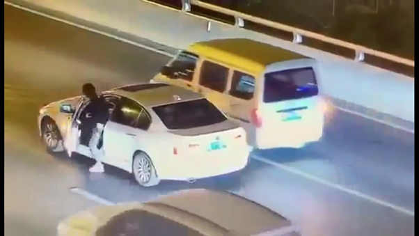 Cậu b&eacute; 17 tuổi c&atilde;i nhau với mẹ rồi lao ra khỏi xe tiến đến th&agrave;nh cầu...