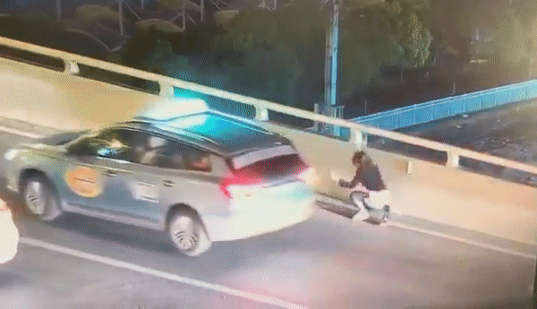 Người mẹ ngồi kh&oacute;c v&igrave; kh&ocirc;ng cứu kịp con m&igrave;nh