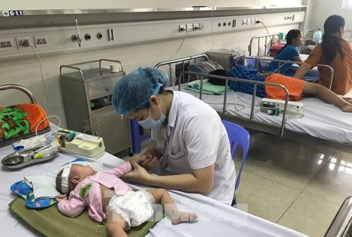 Bệnh nhi điều trị bệnh vi&ecirc;m n&atilde;o tại Bệnh viện. Ảnh: Tiền Phong.
