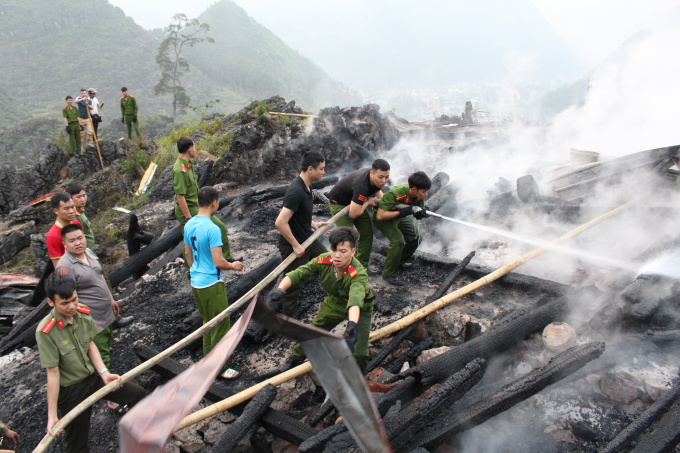 Lực lượng chức năng huyện M&egrave;o Vạc tham gia chữa ch&aacute;y.