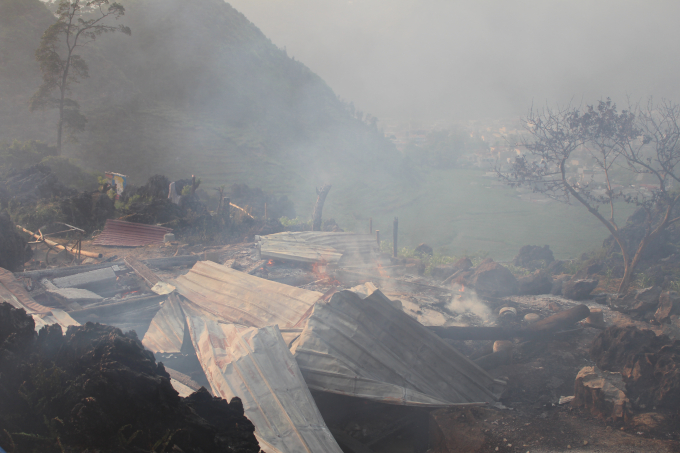 Ng&ocirc;i nh&agrave; đ&atilde; bị lửa thi&ecirc;u rụi ho&agrave;n to&agrave;n.