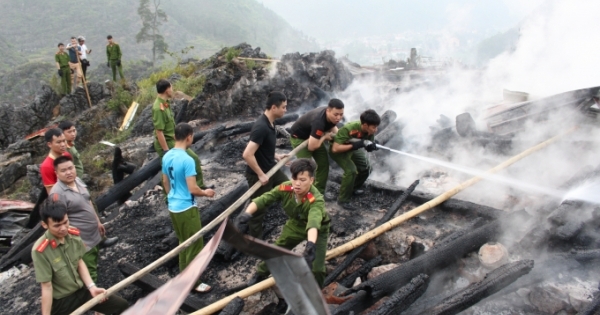 Hà Giang: Lửa thiêu rụi nhà sàn đang được xây dựng làm homestay