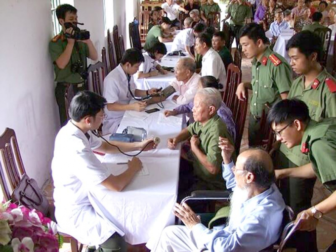 Người c&oacute; c&ocirc;ng với c&aacute;ch mạng sẽ được đảm bảo quyền lợi khi đi KCB BHYT. (Ảnh minh họa)