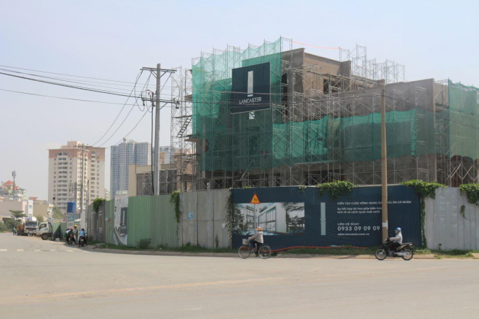 Dự &aacute;n Khu biệt thự Lancaster Eden lấn chiếm to&agrave;n bộ vỉa h&egrave; để x&acirc;y dựng c&ocirc;ng tr&igrave;nh.