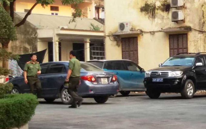 Sau khi tạm giữ 5 c&aacute;n bộ Thanh tra Thanh H&oacute;a, C&ocirc;ng an tỉnh đ&atilde; tiến h&agrave;nh kh&aacute;m x&eacute;t nơi l&agrave;m việc