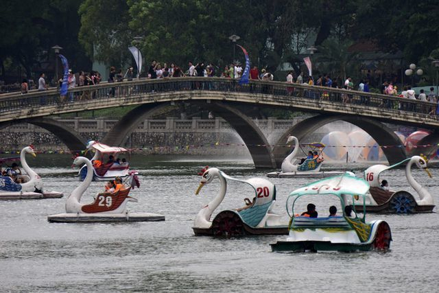 Dịp nghỉ lễ c&aacute;c khu vui chơi thường rất đ&ocirc;ng người. (Ảnh: Hữu Nghị).