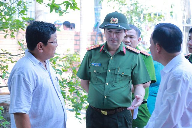 Đại t&aacute; Trịnh Ngọc Quy&ecirc;n, Gi&aacute;m đốc C&ocirc;ng an tỉnh B&igrave;nh Dương chỉ đạo điều tra tại hiện trường vụ &aacute;n.