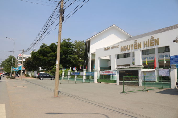 Nhiều phụ huynh trường tiểu học Nguyễn Hiền lo lắng cho sự an to&agrave;n cho c&aacute;c em học sinh khi đi qua tuyến đường n&agrave;y.&nbsp;