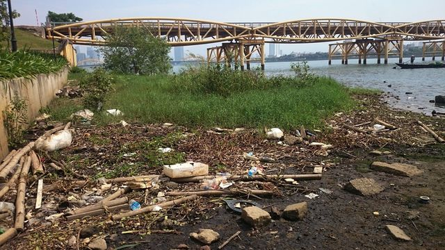 R&aacute;c thải ngổn ngang khắp khu vực ch&acirc;n cầu Trần Thị L&yacute; v&agrave; cầu Nguyễn Văn Trỗi.