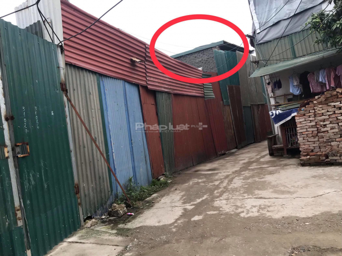 C&ocirc;ng tr&igrave;nh n&agrave;y chủ đầu tư &acirc;m thầm x&acirc;y dựng b&ecirc;n trong, b&ecirc;n ngo&agrave;i th&igrave; d&ugrave;ng t&ocirc;n che k&iacute;n.