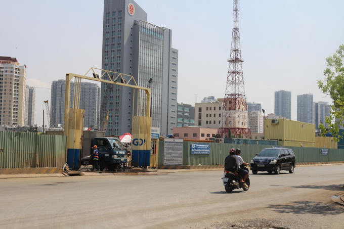 Chủ đầu tư dự &aacute;n Lancaster Eden bị người d&acirc;n phản &aacute;nh v&igrave; lấn chiếm vỉa h&egrave; trong khi thi c&ocirc;ng dự &aacute;n.