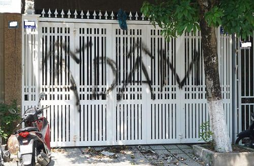 H&igrave;nh ảnh vi phạm ph&aacute;p luật của cộng đồng mạng khi đến nh&agrave; &ocirc;ng Linh xịt sơn b&ocirc;i bẩn