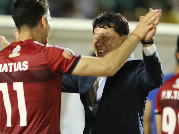 HLV Park Hang-seo kepso theo &ldquo;l&agrave;n s&oacute;ng&rdquo; c&aacute;c HLV v&agrave; chuy&ecirc;n gia H&agrave;n Quốc tới l&agrave;m việc ở Việt Nam. Trong đ&oacute; HLV Chung Hae-seong đang rất th&agrave;nh c&ocirc;ng ở CLB TP.HCM. Ảnh: VPF