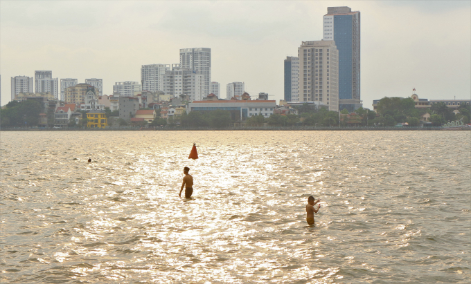 Nắng n&oacute;ng, nhu cầu giải nhiệt của người d&acirc;n Thủ đ&ocirc; tăng cao. V&agrave; Hồ T&acirc;y trở th&agrave;nh 1 địa điểm l&yacute; tưởng.