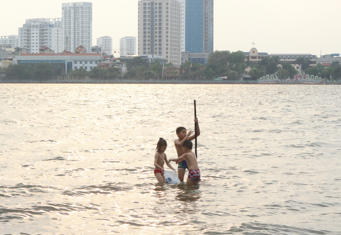Tuy nhi&ecirc;n, thay v&igrave; đến bể bơi, nhiều người lại chọn Hồ T&acirc;y như một