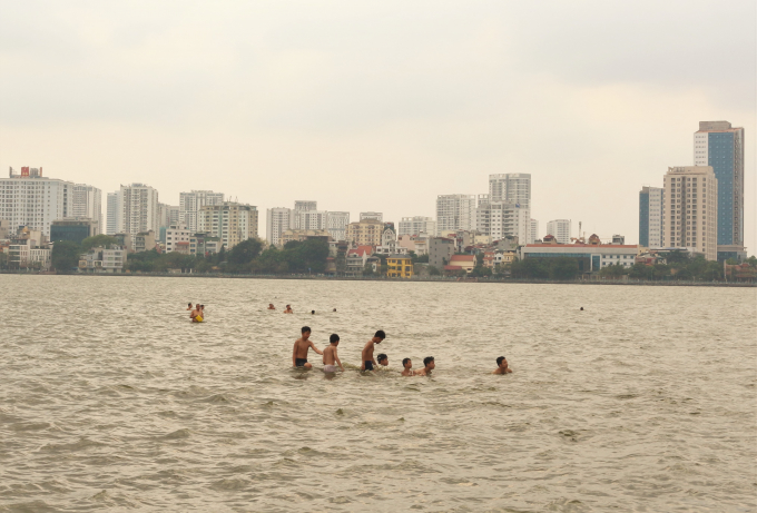 Từ khoảng 4 - 5 giờ chiều h&agrave;ng ng&agrave;y, Hồ T&acirc;y đ&atilde; c&oacute; rất đ&ocirc;ng người, &ugrave;n &ugrave;n nối đu&ocirc;i nhau xuống tắm.