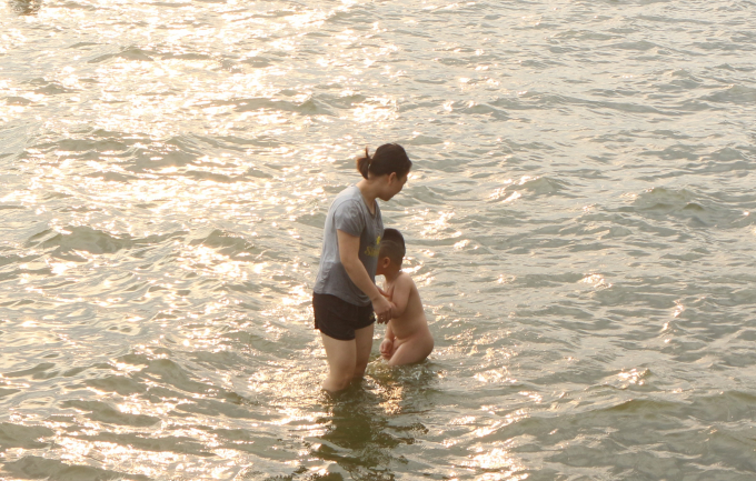 H&agrave; Nội nắng n&oacute;ng, người d&acirc;n rủ nhau ra