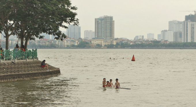 Trẻ em l&agrave; đối tượng phổ biến đến đ&acirc;y, lu&ocirc;n c&oacute; phụ huynh đi k&egrave;m ph&ograve;ng ngừa rủi ro đuối nước.