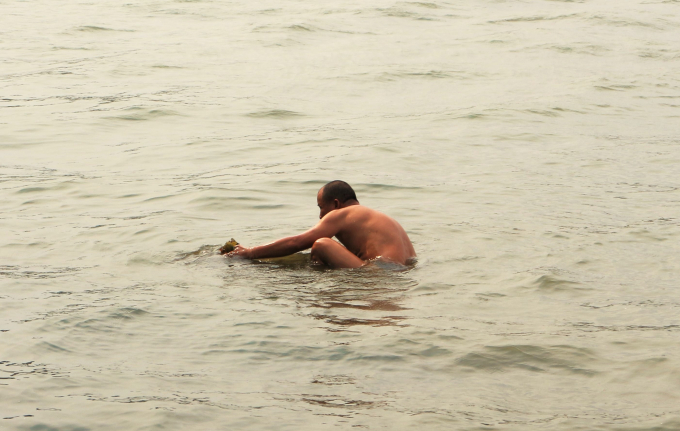 Kh&ocirc;ng chỉ trẻ em, nhiều người trung ni&ecirc;n cũng thường xuy&ecirc;n tới Hồ T&acirc;y ng&acirc;m m&igrave;nh giải nhiệt.