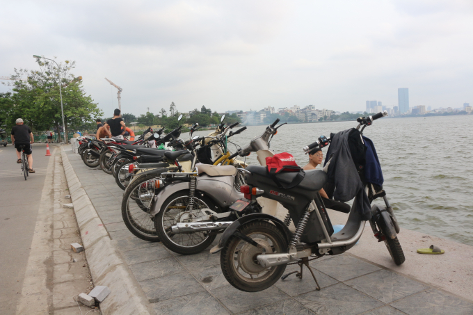 Tr&ecirc;n bờ chật k&iacute;n xe cộ, tư trang của người đến tắm.