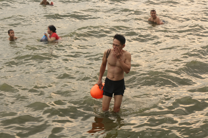 D&ograve;ng người &ugrave;n &ugrave;n đến tắm mỗi chiều khiến khu vực n&agrave;y được v&iacute; như