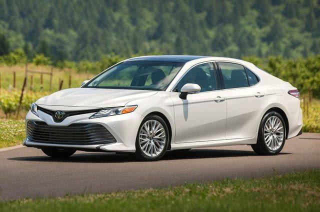 Để mua được Camry 2019 kh&aacute;ch h&agrave;ng phải chấp nhận ''bia k&egrave;m lạc''.