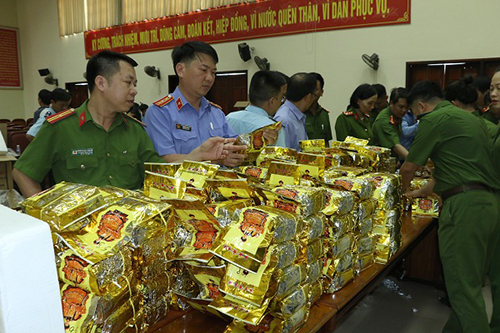 Lực lượng chức năng kiểm tra một phần số ma t&uacute;y bị bắt giữ.&nbsp;Ảnh C.A cung cấp.