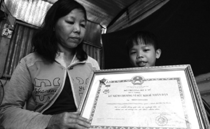 Chị V&otilde; Thị &Aacute;nh Phụng đ&atilde; quyết định hiến tạng của con trai xấu số để cứu 5 người kh&aacute;c.