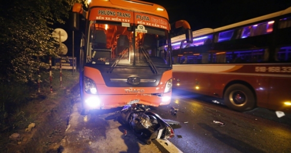 Tông vào xe khách trên đèo, nam thanh niên thiệt mạng