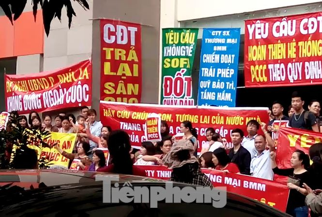 Cư d&acirc;n phản đối chủ đầu tư kh&ocirc;ng bảo tr&igrave; t&ograve;a nh&agrave;.