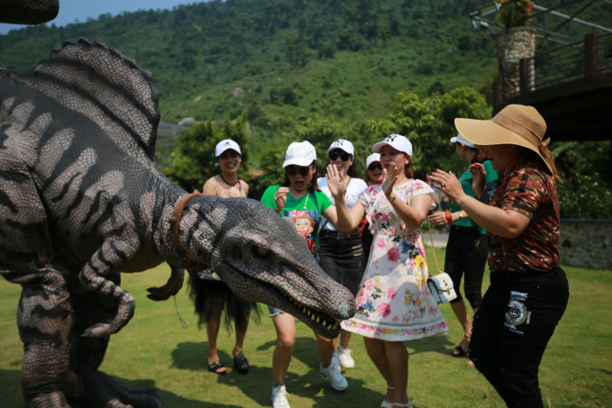 Du kh&aacute;ch th&iacute;ch th&uacute; trước những ch&uacute; khủng long cử động như thật khiến&nbsp;họ cảm gi&aacute;c như lạc v&agrave;o thế giới cổ đại từ h&agrave;nh chục triệu năm trước.