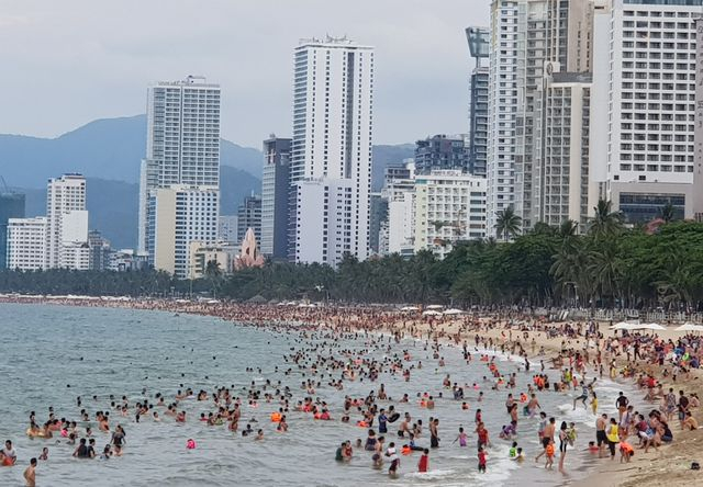 Nha Trang với lợi thế về biển đảo, b&atilde;i biển h&igrave;nh v&ograve;ng cung đẹp mắt lu&ocirc;n l&agrave; lựa chọn của nhiều du kh&aacute;ch trong c&aacute;c dịp lễ lớn