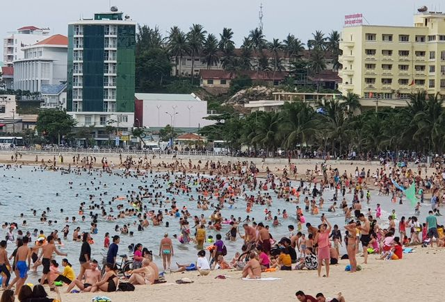 B&atilde;i biển Nha Trang ken k&iacute;n người trước ng&agrave;y lễ lớn 30/4