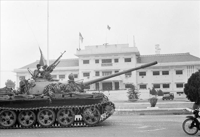 L&aacute; cờ c&aacute;ch mạng tung bay tr&ecirc;n n&oacute;c trụ sở Bộ Tổng tham mưu Ngụy quyền S&agrave;i G&ograve;n l&uacute;c 11 giờ 30 ph&uacute;t ng&agrave;y 30/4/1975. Ảnh: TTXVN