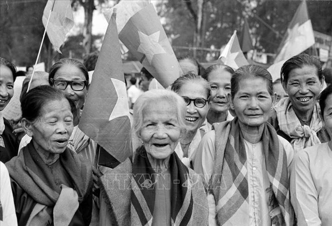 Niềm vui hiện r&otilde; tr&ecirc;n gương mặt người d&acirc;n S&agrave;i G&ograve;n trong ng&agrave;y giải ph&oacute;ng 30/4/1975. Ảnh: TTXVN